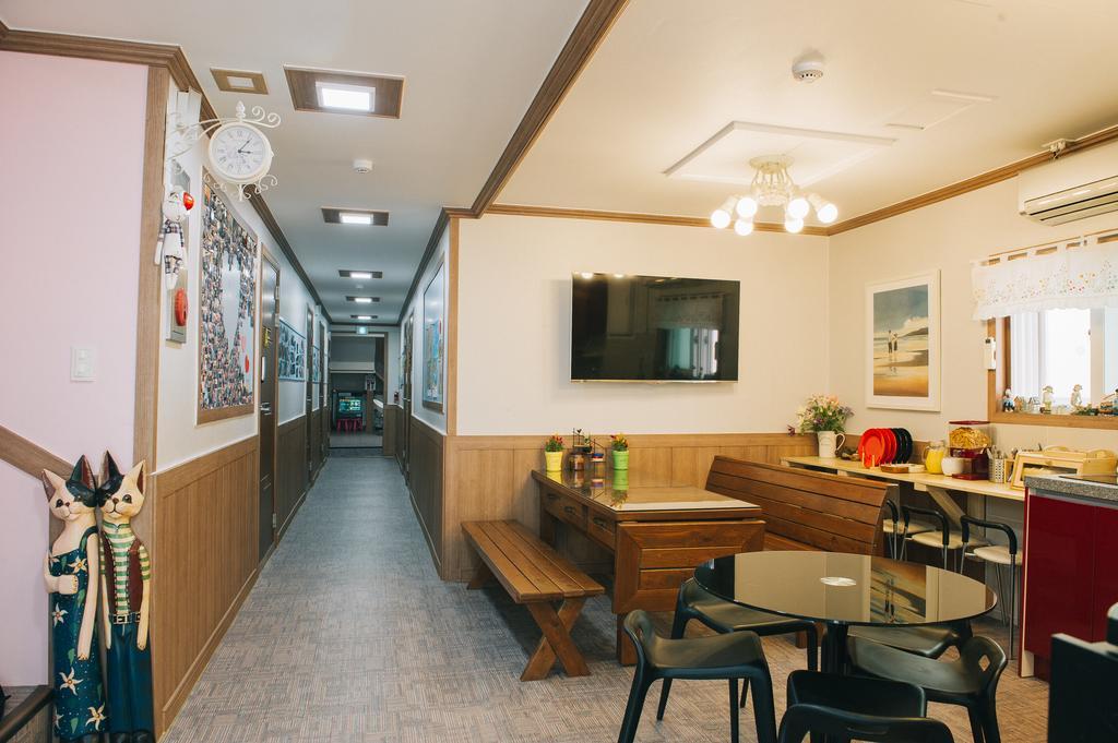 We Guesthouse Пусан Екстер'єр фото