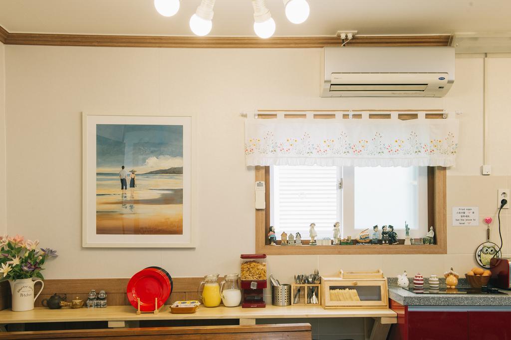 We Guesthouse Пусан Екстер'єр фото