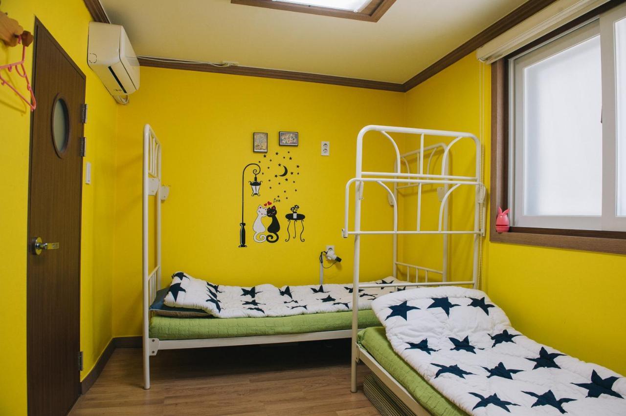 We Guesthouse Пусан Екстер'єр фото