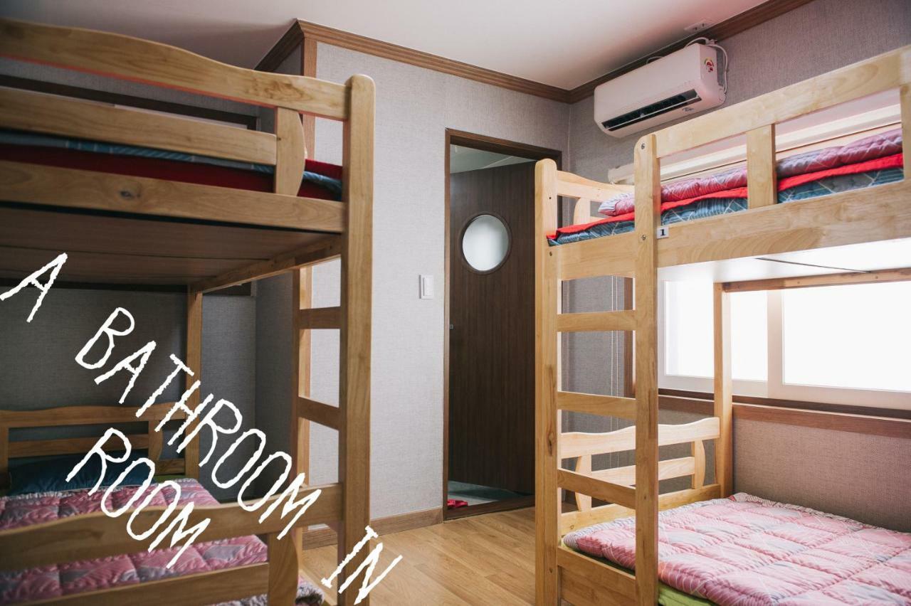 We Guesthouse Пусан Екстер'єр фото